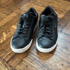 EUC Clark's women's Black Sneakers
